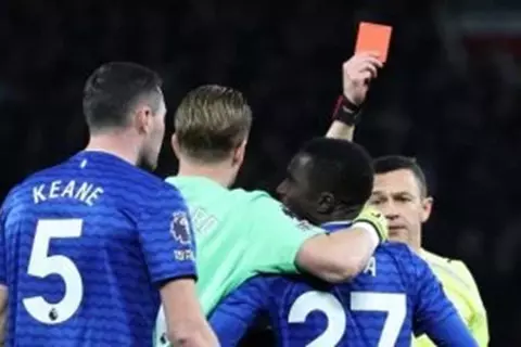 صفعة تكلف جاي الطرد.. أغرب حالة بالدوري الإنجليزي تعيد مشاهد تاريخية مثيرة